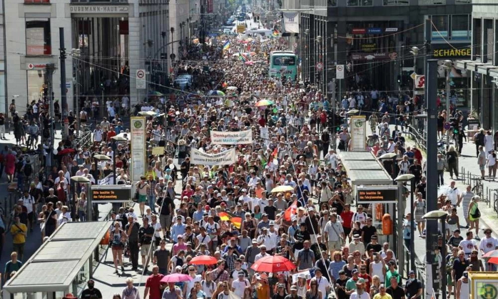 Γερμανία: “Πάρτι κορονοϊού” σε διαδήλωση αρνητών της πανδημίας